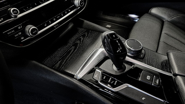 Обновление интерьера BMW 5 G30 с отделкой под черное дерево