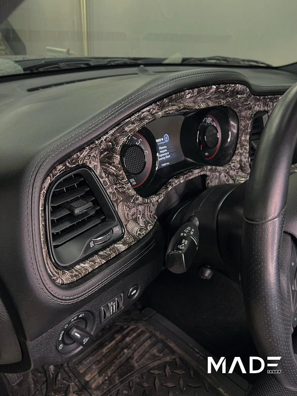 Декоративный аквапринт с черепами для Dodge Challenger