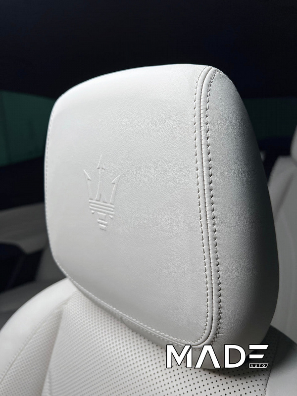 Перетяжка салона Maserati Grecale с декоративной строчкой, перфорацией и клише