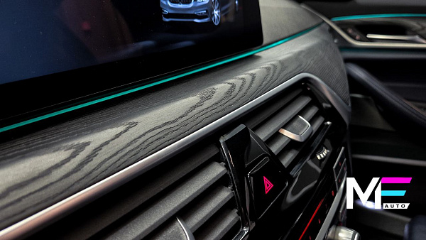 Открытая пора древесины в интерьере BMW 5 G30