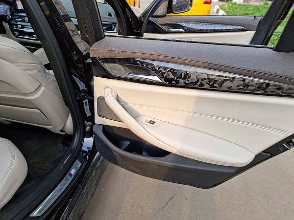 Кованый карбон в интерьере BMW 5 G30