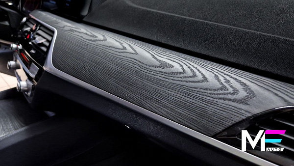 Открытая пора древесины в интерьере BMW 5 G30