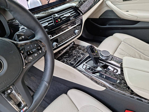 Кованый карбон в интерьере BMW 5 G30