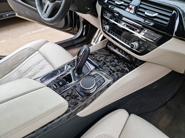 Кованый карбон в интерьере BMW 5 G30