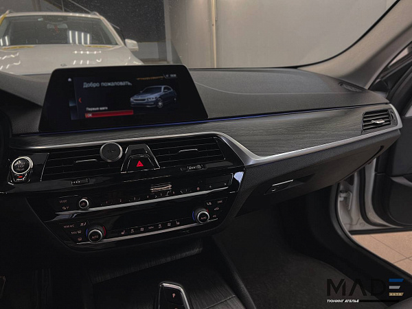 Аквапринт под дерево в салоне BMW 5 G30