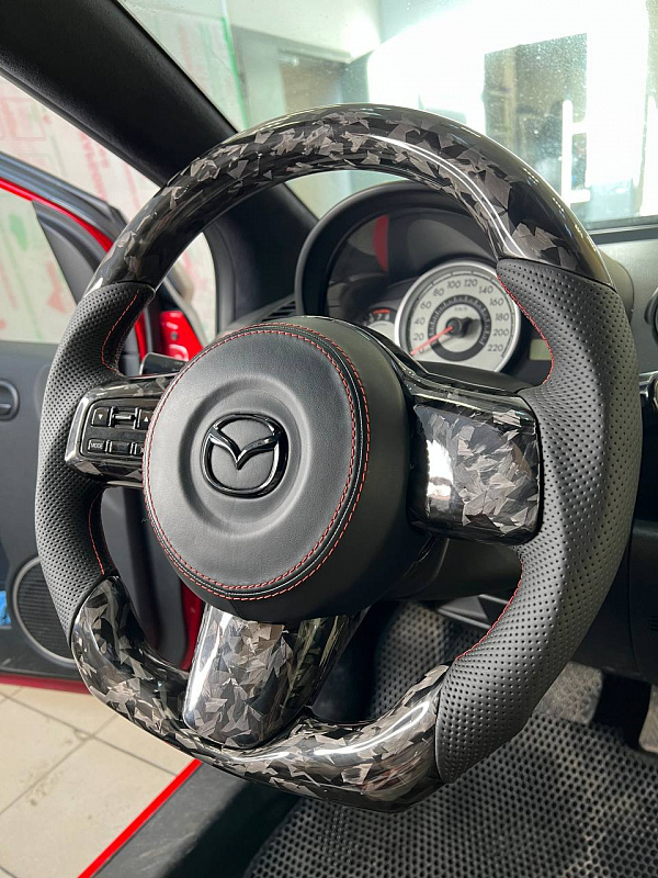 Ламинация руля кованым карбоном и перетяжка для Mazda 2