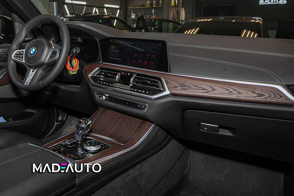 Реставрация салона и декор под открытую пору дерева для BMW X5 G05