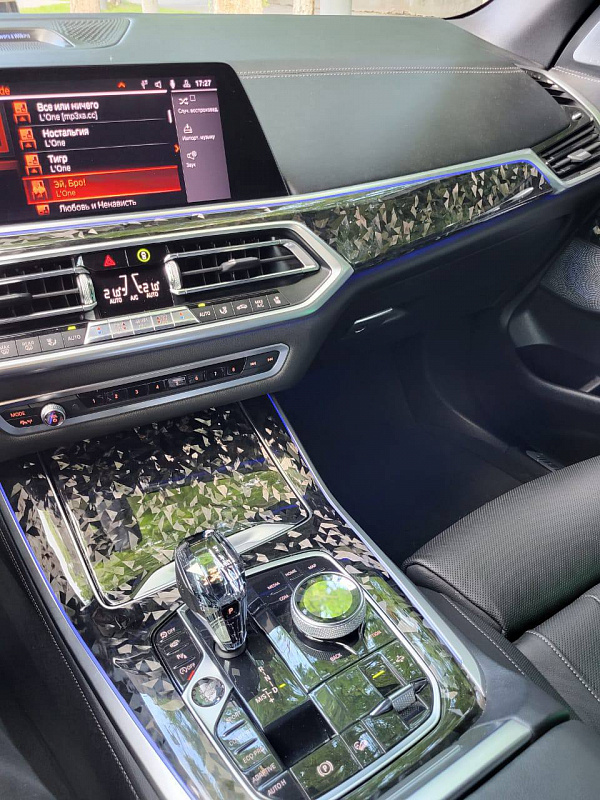 Ламинация декоративных планок BMW X5 G05 кованым карбоном