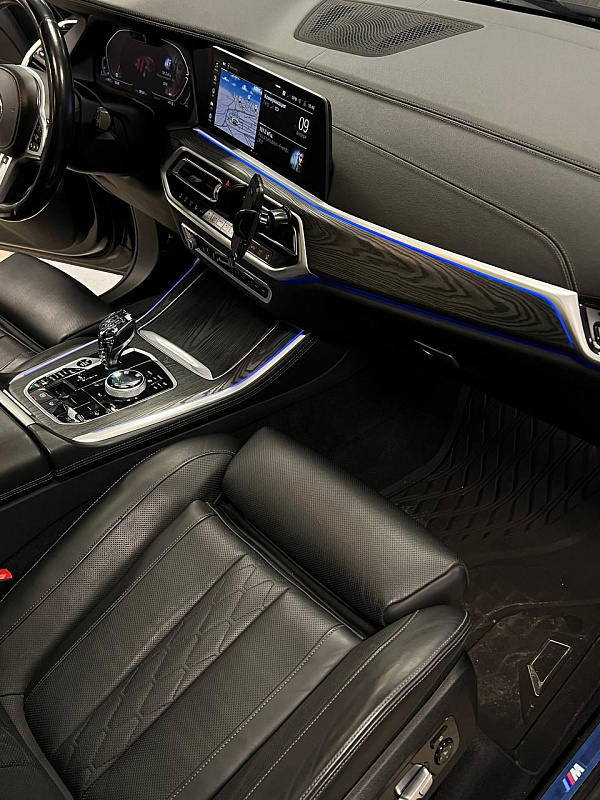 Брашированное дерево в интерьере BMW X5 G05