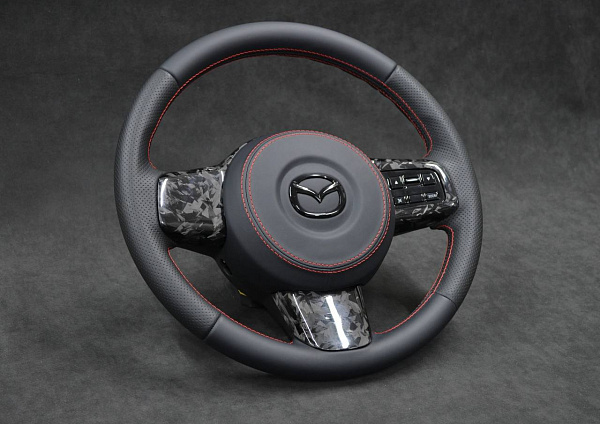 Перетяжка руля Mazda Roadster III с кованым карбоном и красной строчкой