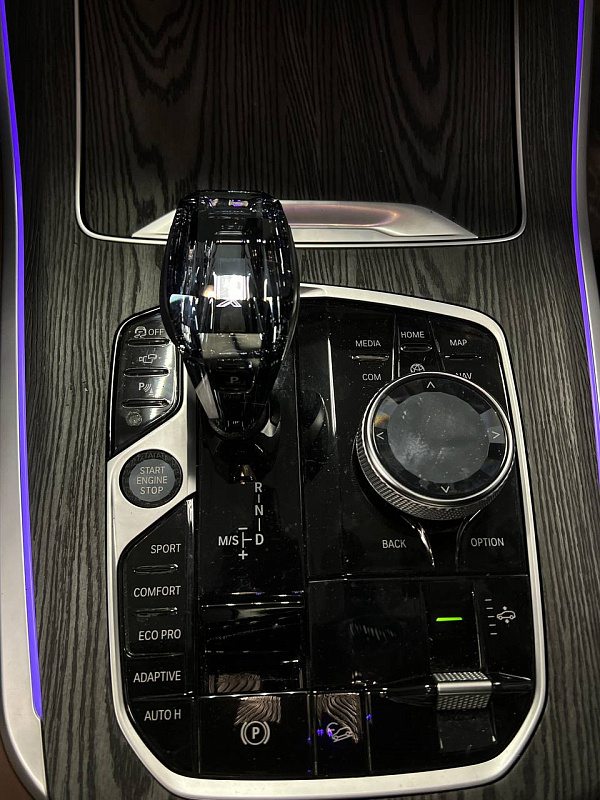 Темное брашированное дерево в салоне BMW X5 G05