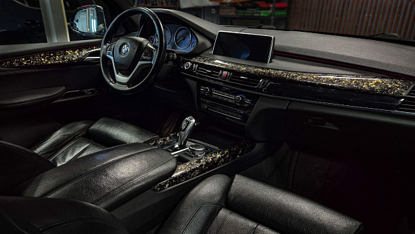 Кованый карбон с золотой поталью в салоне BMW X5 F15