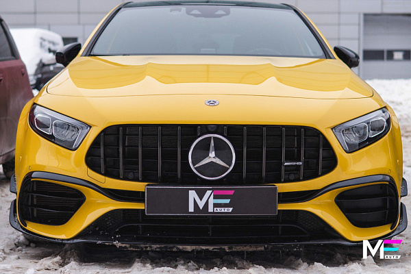 Яркий акцент в салоне Mercedes-Benz A45